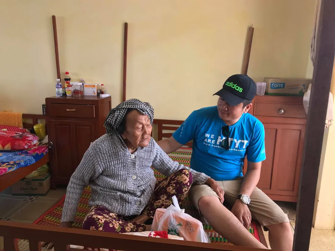 Thăm hỏi, tặng quà bà cụ