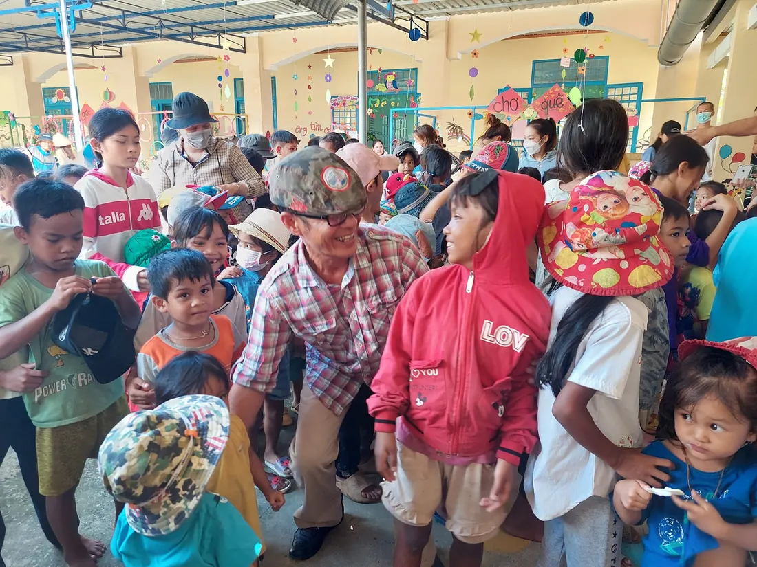 Niềm vui nhận quà