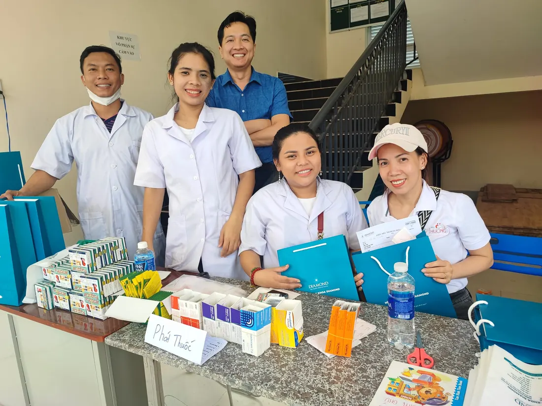 Đội ngũ y tế khám bệnh, phát thuốc