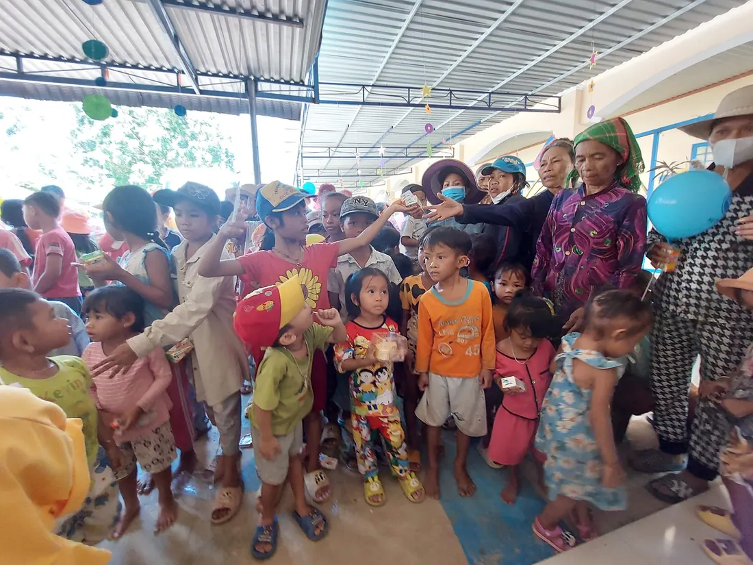 Các em nhận quà từ đoàn