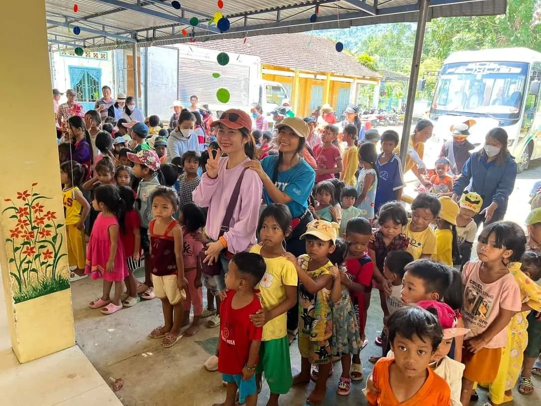 Các em nhỏ vùng cao vui đón đoàn HTYT